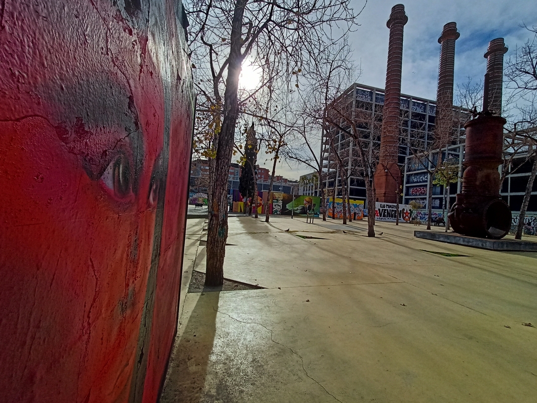 Cheminée murale ARIADNA noir et rouge ultra moderne.